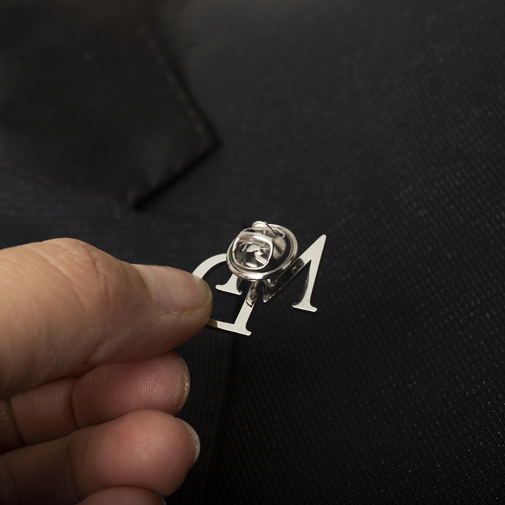 Trâm cài áo khắc chữ cái theo  - đánh giá và giá Tuxedo Lapel Pin